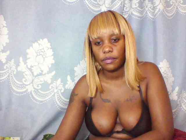 Prettydarksin webcam