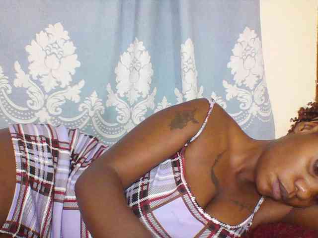 Prettydarksin webcam