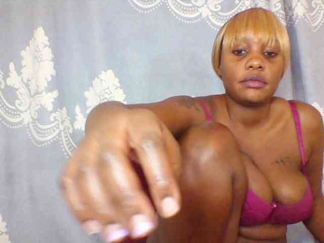 Prettydarksin webcam