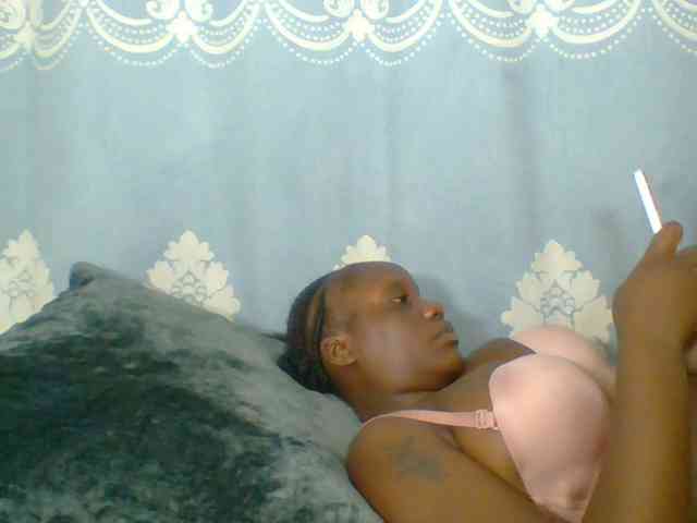 Prettydarksin webcam