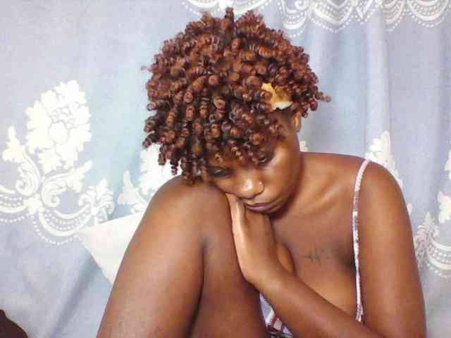 Prettydarksin webcam