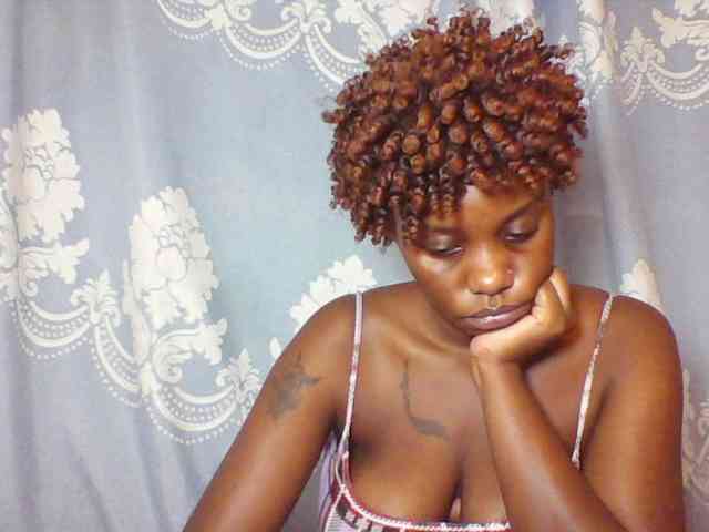 Prettydarksin webcam