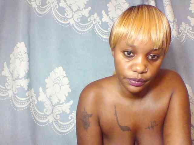 Prettydarksin webcam