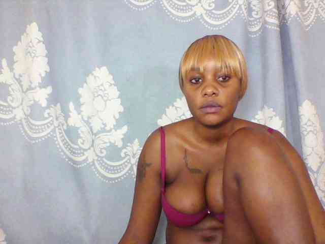 Prettydarksin webcam