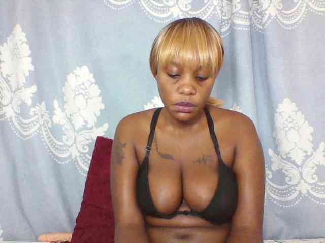 Prettydarksin webcam