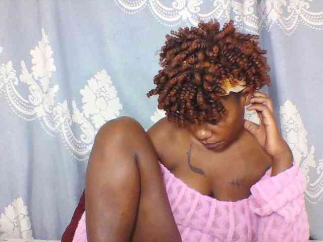 Prettydarksin webcam
