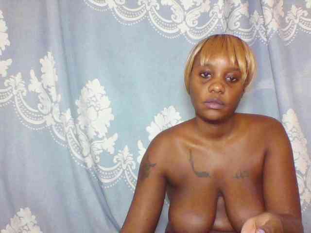 Prettydarksin webcam