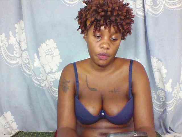 Prettydarksin webcam