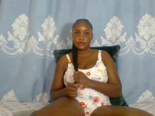 Prettydarksin webcam