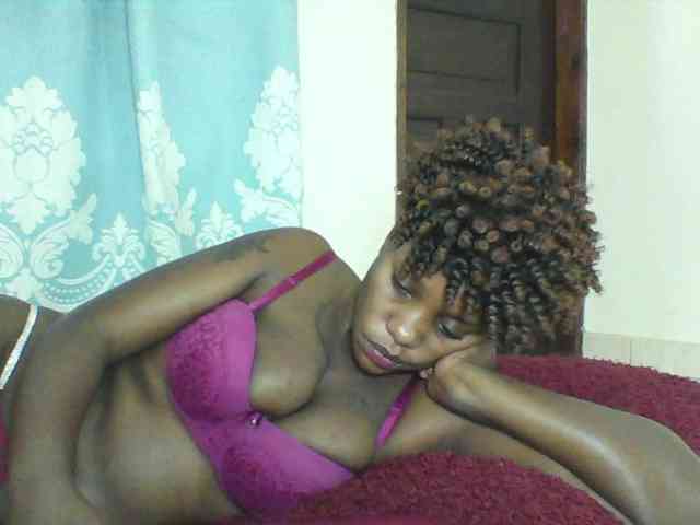 Prettydarksin webcam