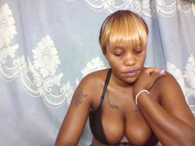Prettydarksin webcam
