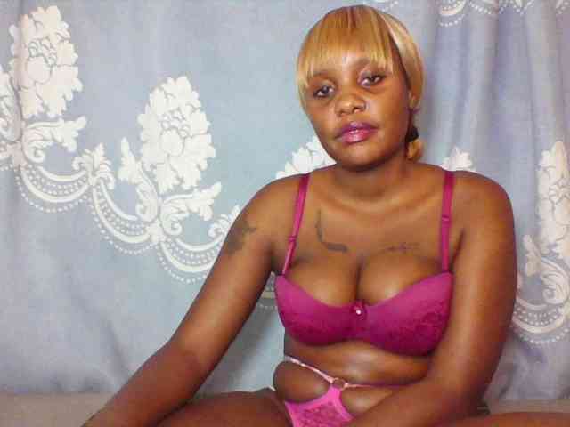 Prettydarksin webcam