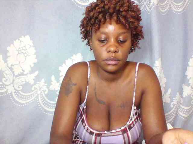 Prettydarksin webcam