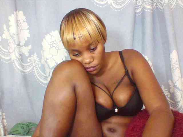 Prettydarksin webcam