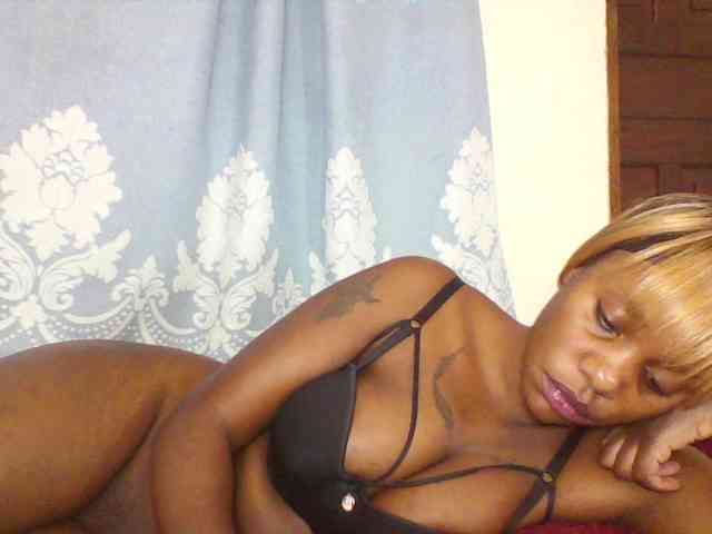 Prettydarksin webcam