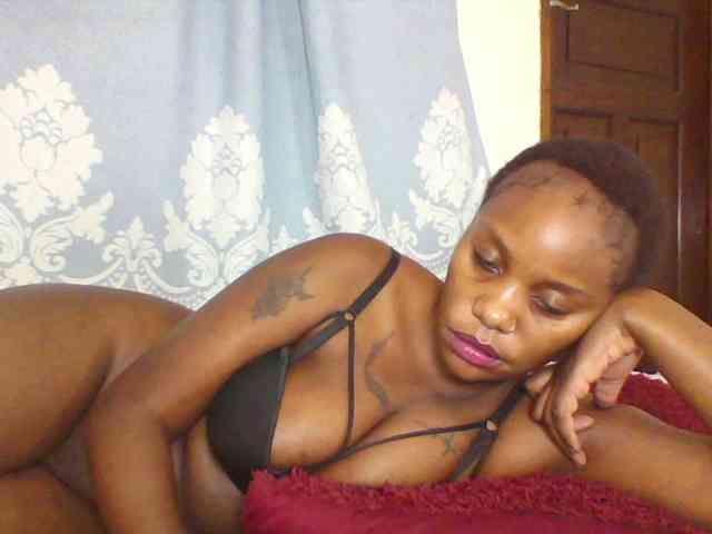 Prettydarksin webcam