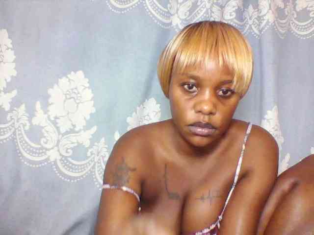 Prettydarksin webcam
