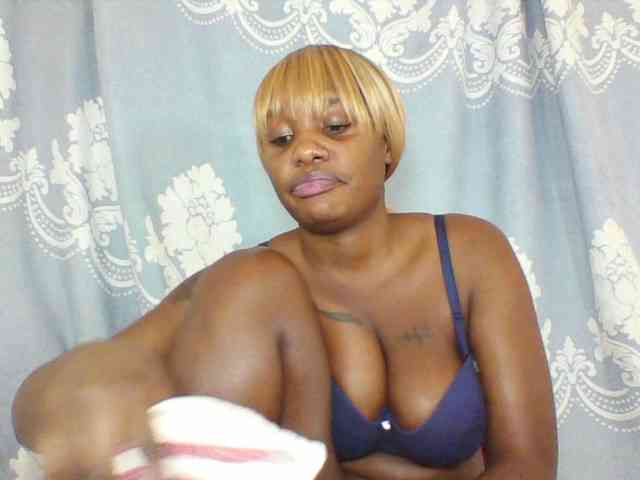 Prettydarksin webcam