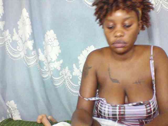 Prettydarksin webcam