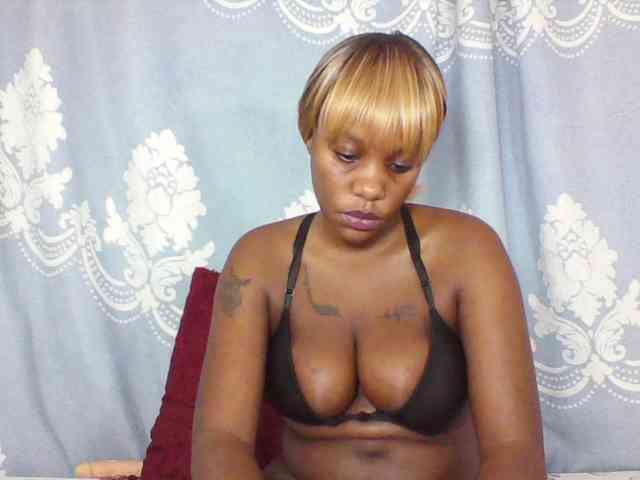 Prettydarksin webcam