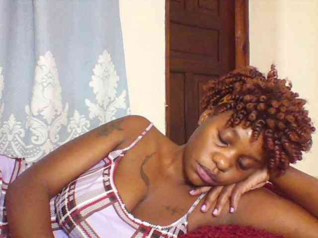 Prettydarksin webcam