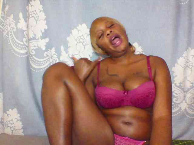 Prettydarksin webcam