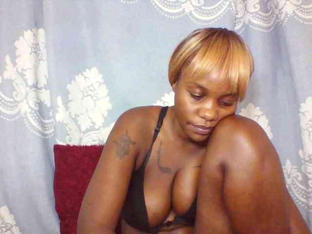 Prettydarksin webcam
