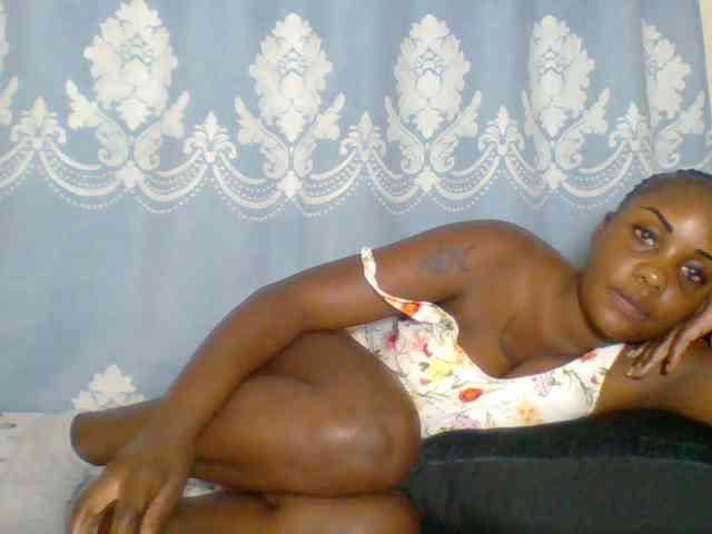 Prettydarksin webcam