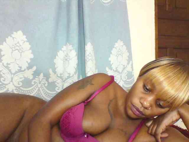Prettydarksin webcam