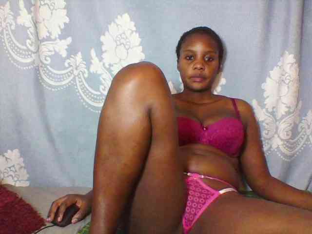 Prettydarksin webcam