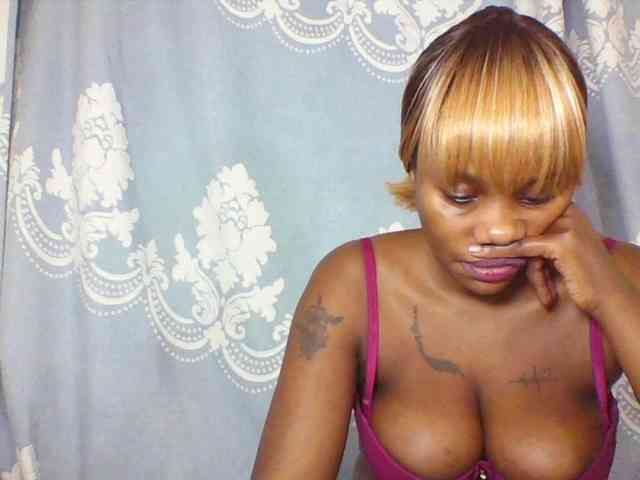 Prettydarksin webcam