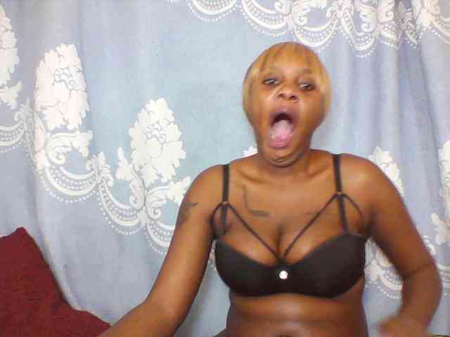 Prettydarksin webcam