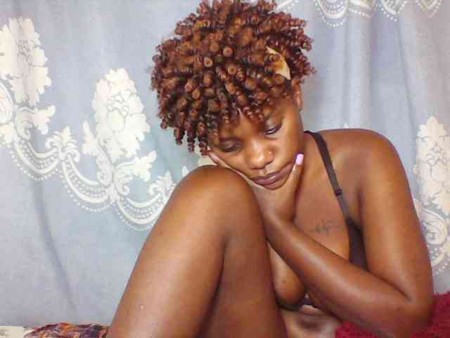 Prettydarksin webcam