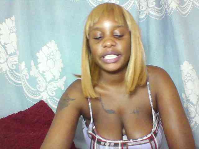 Prettydarksin webcam