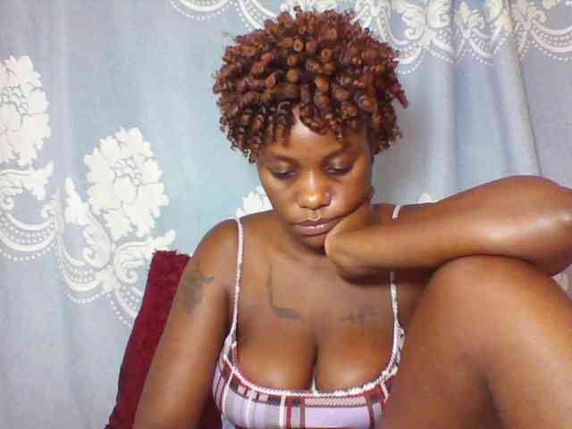 Prettydarksin webcam