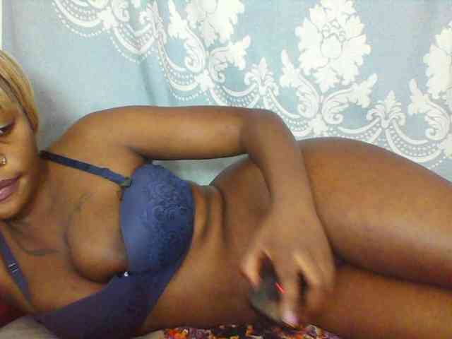 Prettydarksin webcam