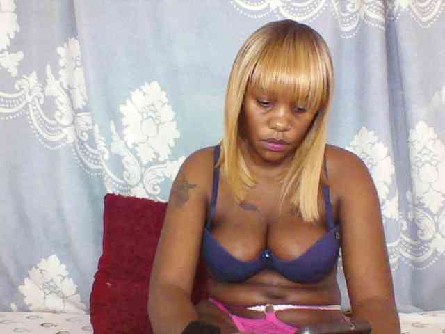 Prettydarksin webcam