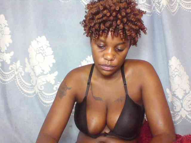 Prettydarksin webcam