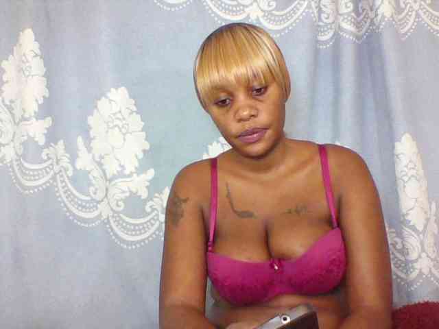Prettydarksin webcam