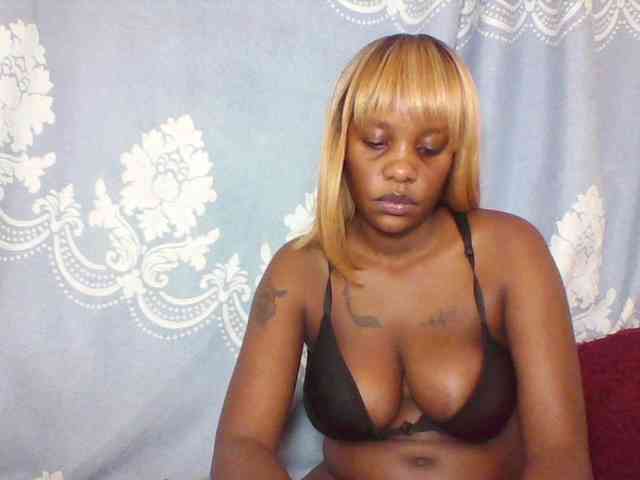 Prettydarksin webcam
