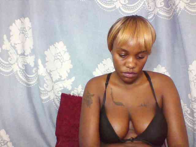 Prettydarksin webcam