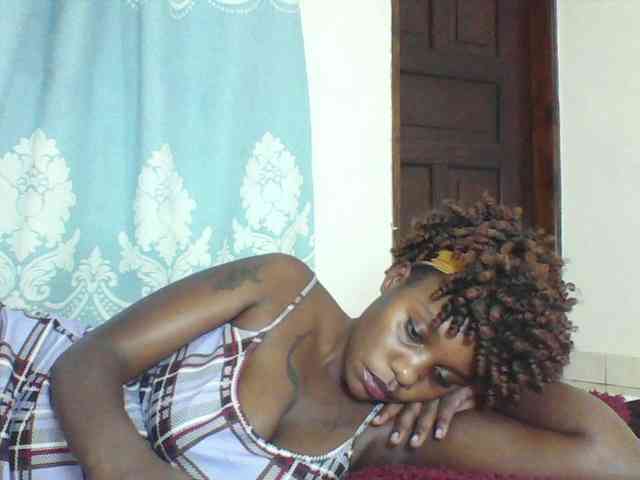 Prettydarksin webcam