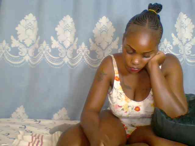 Prettydarksin webcam