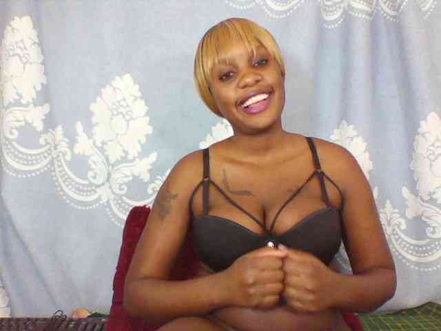 Prettydarksin webcam