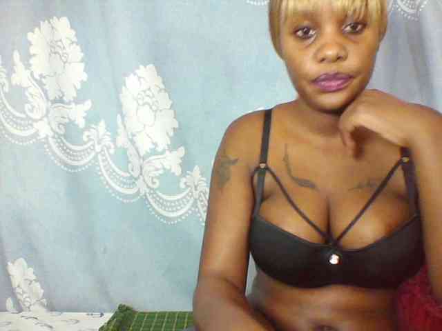 Prettydarksin webcam