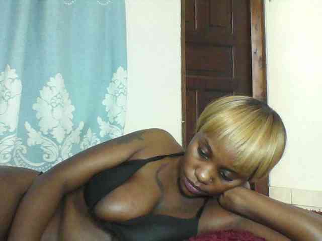 Prettydarksin Live Webcam on BongaCams