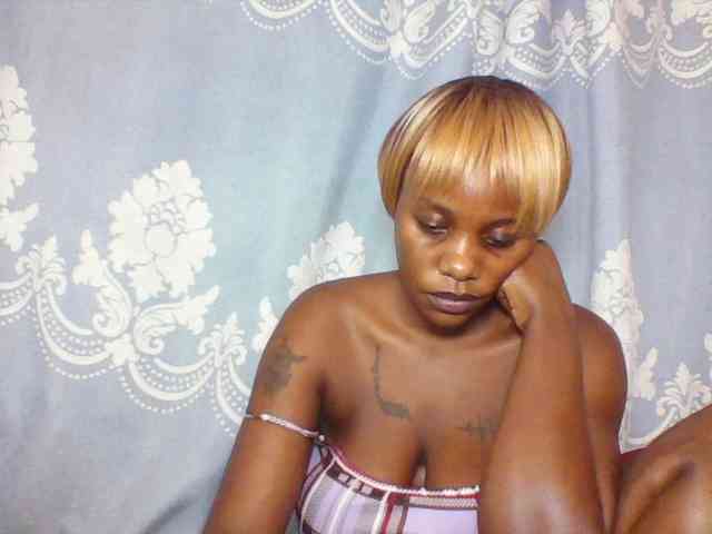 Prettydarksin webcam