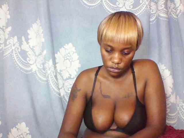 Prettydarksin webcam