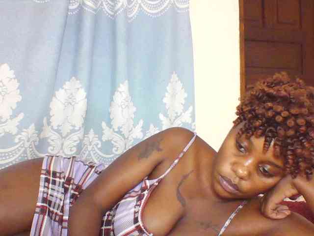 Prettydarksin webcam