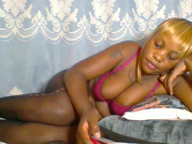 Prettydarksin webcam